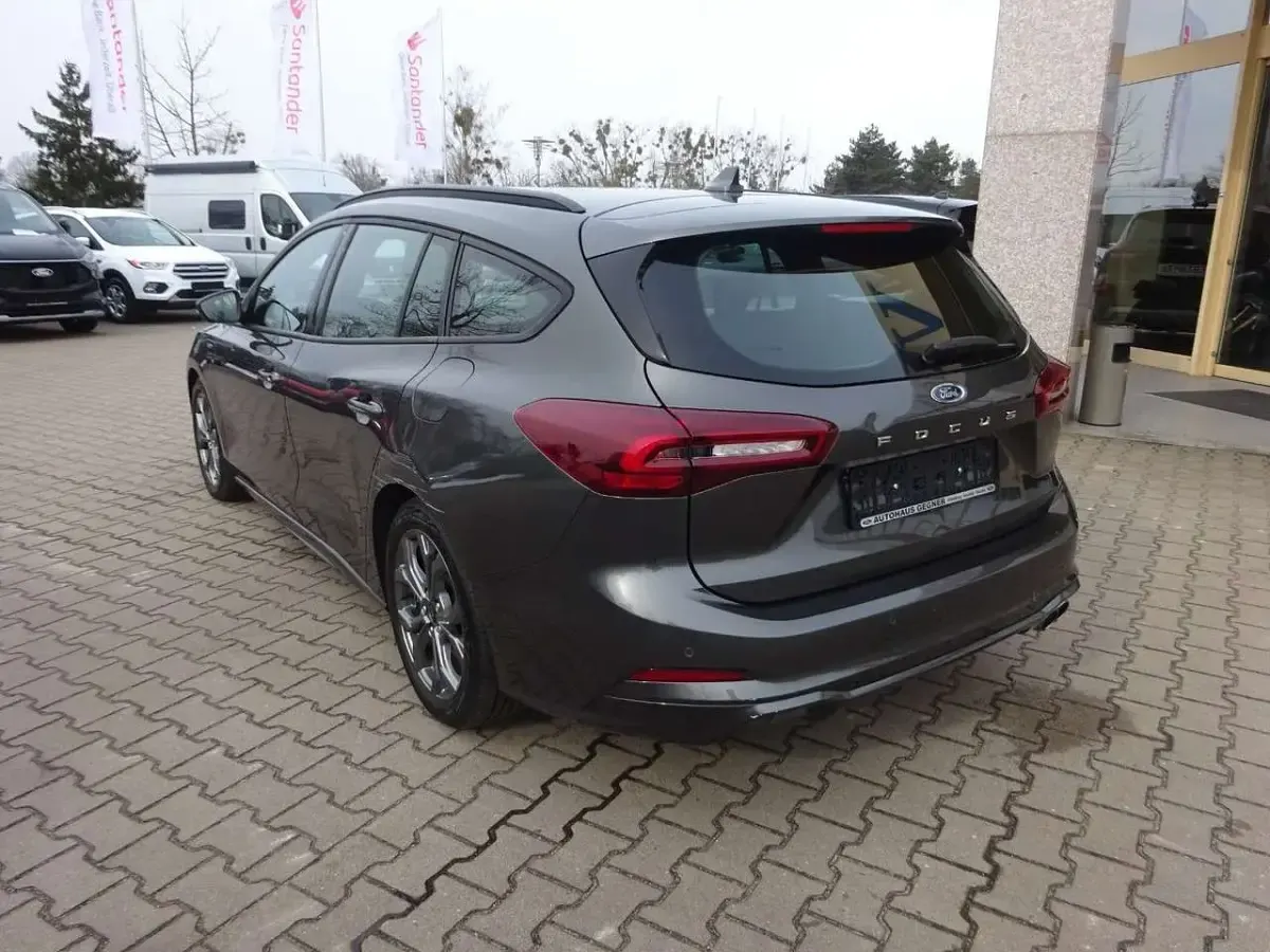 Usado Ford Focus ST-Line 116 HP (85 kW) 2025 Cinzento Sedan