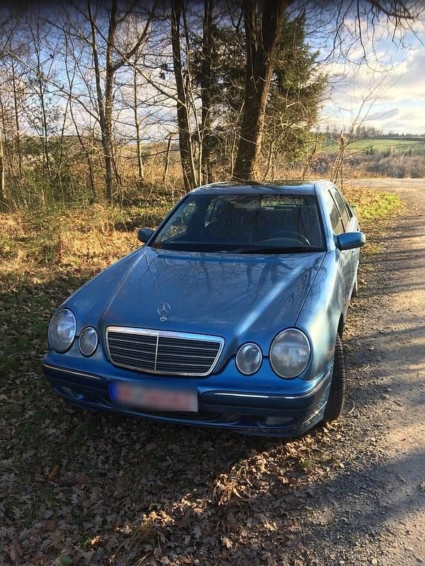 Blau Gebraucht 1999 Mercedes E200 Elegance Limousine | 3.600 € (Superpreis) - Bild 1/4