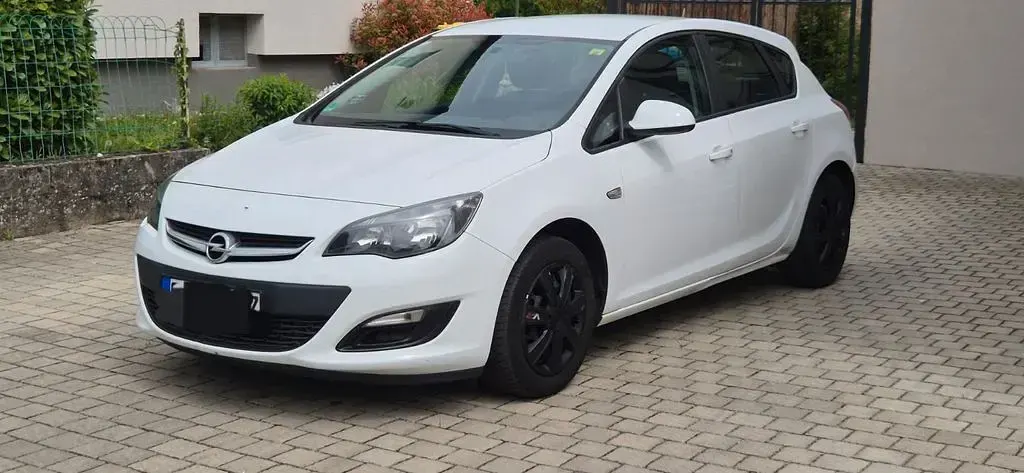 Gebraucht Opel Astra S 101 PS (74 kW) 2013 Weiß Limousine