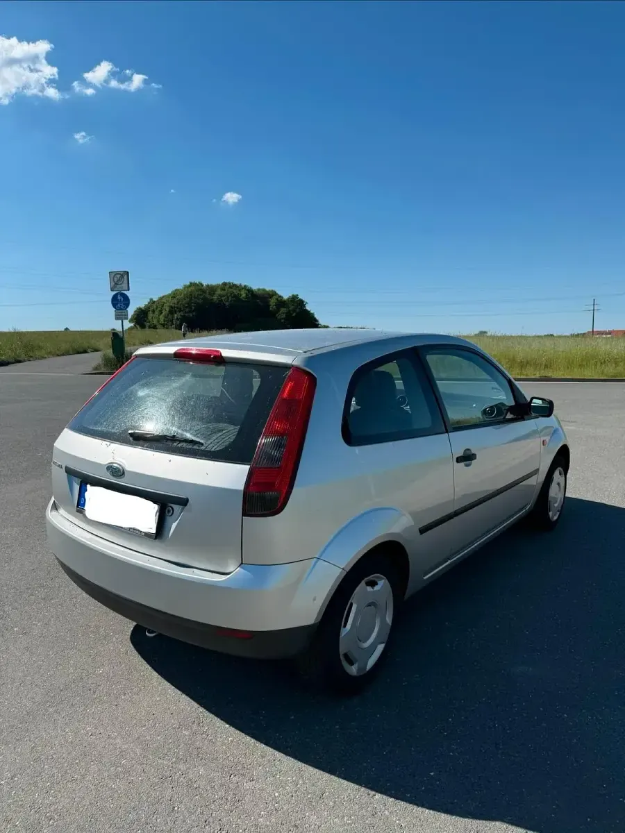 Gebraucht Ford Fiesta 70 PS (51 kW) 2003 Silber Kleinwagen