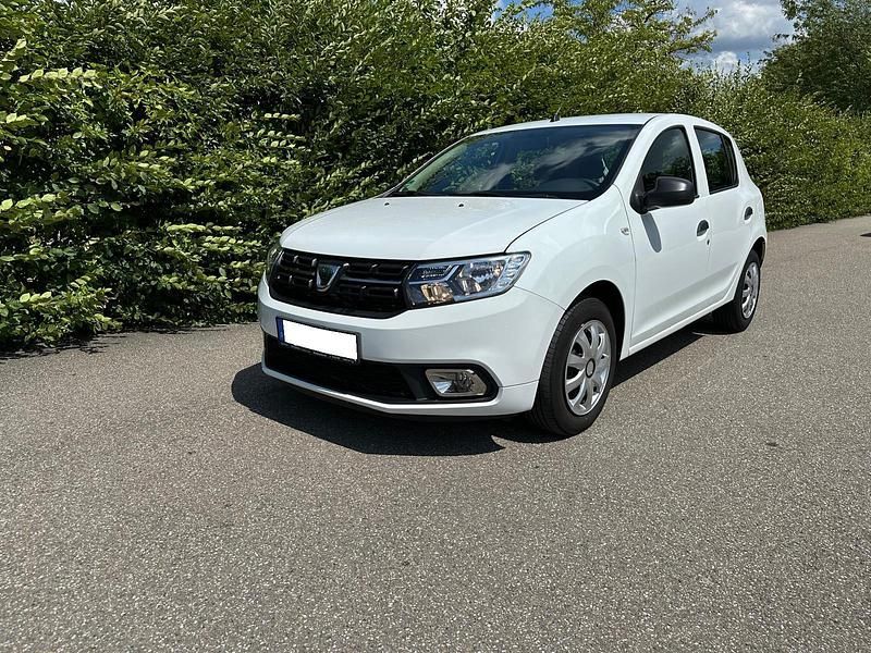 Weiß Gebraucht 2010 Dacia Sandero Essentiel Kleinwagen | 9.500 € - Bild 1/4