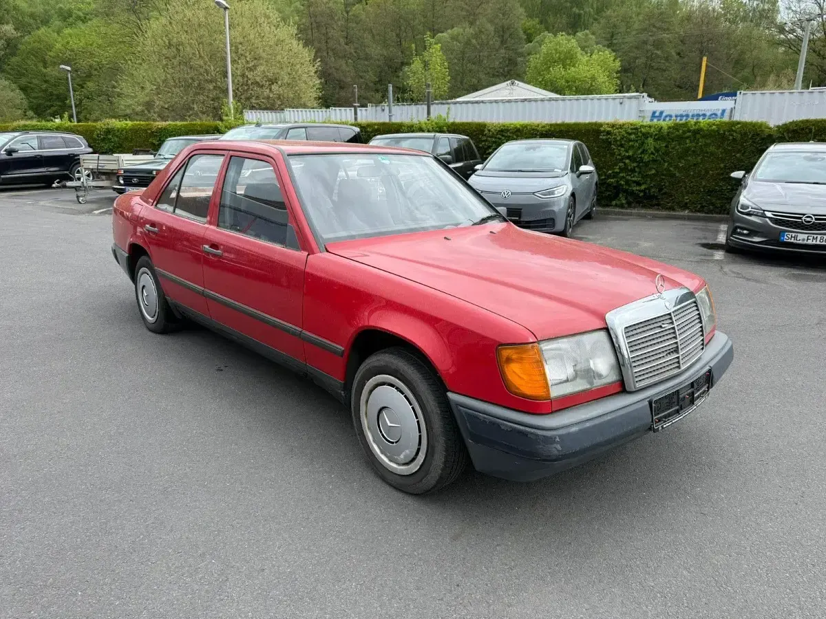 Gebraucht Mercedes 200 109 PS (80 kW) 1987 Rot Limousine