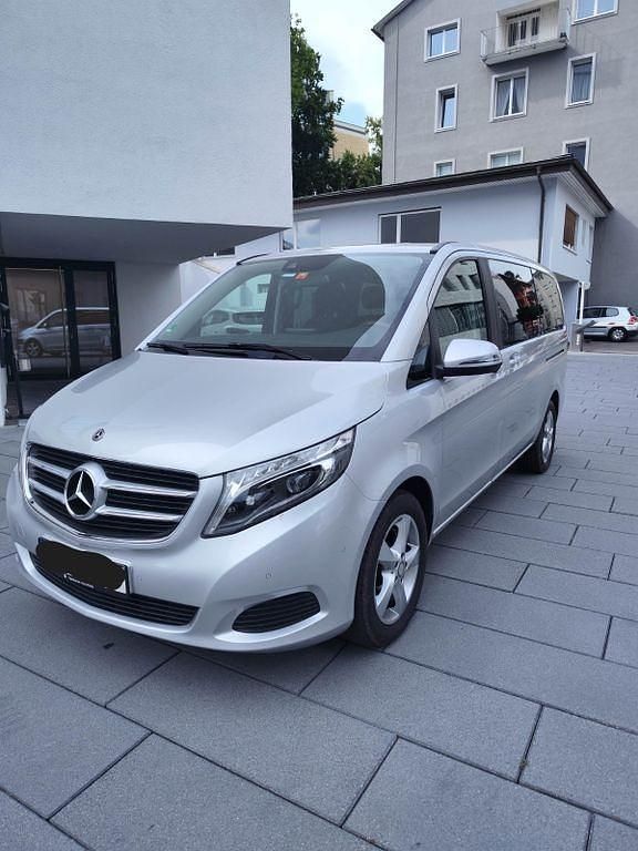 Silber Gebraucht 2017 Mercedes V220 Van / Kleinbus | 40.990 € (Etwas zu teuer) - Bild 1/4