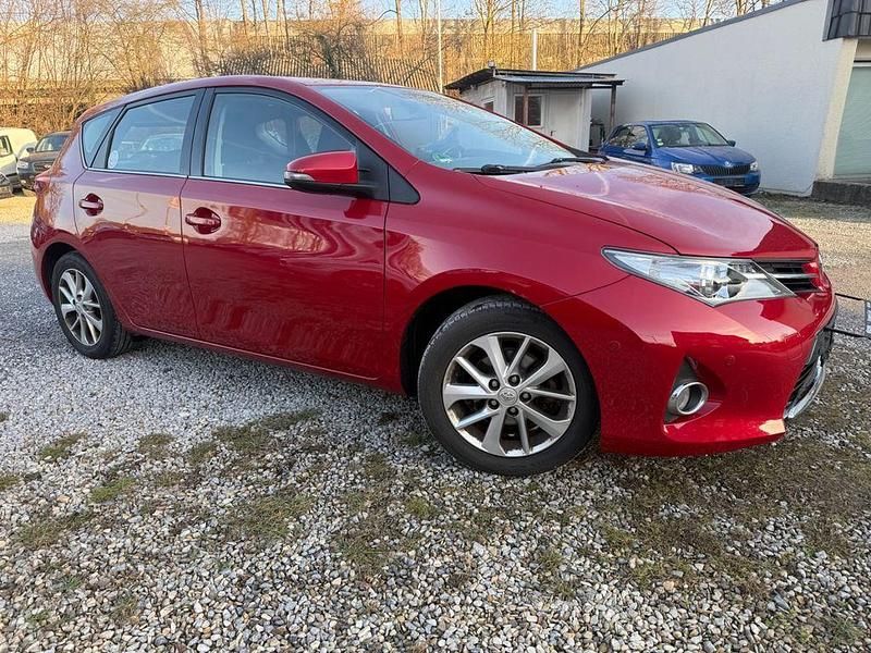 Rot Gebraucht 2013 Toyota Auris Edition Limousine | 5.999 € (Teuer) - Bild 1/4