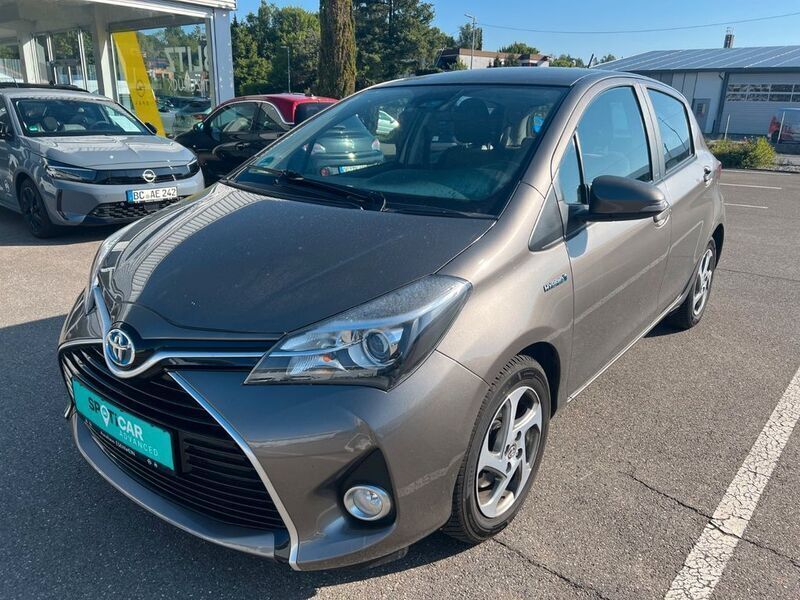 Grau Gebraucht 2017 Toyota Yaris Hybrid Edition-S Limousine | 11.990 € (Guter Preis) - Bild 1/4