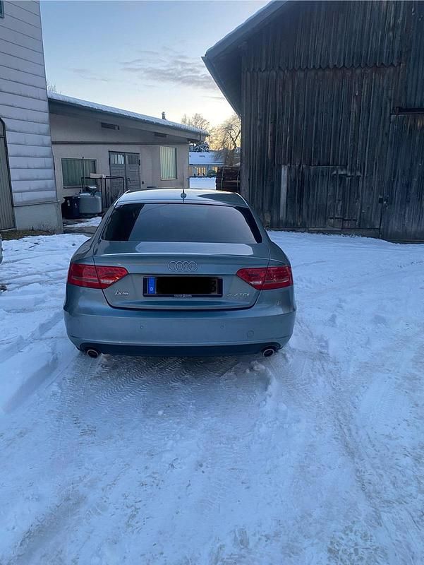 Grau Gebraucht 2010 Audi A5 Sportback Kleinwagen | 8.700 € (Guter Preis) - Bild 1/4