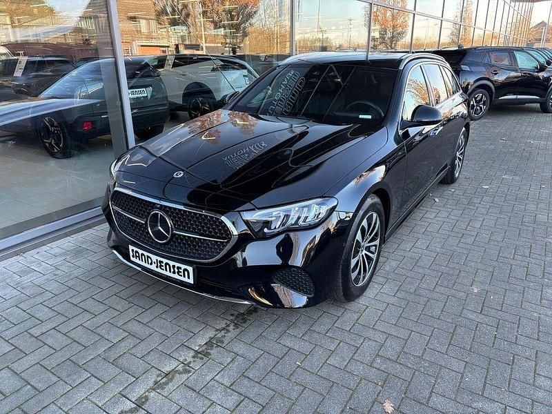 Obsidianschwarz metallic Gebraucht 2025 Mercedes E220 Advanced Kombi | 46.995 € (Superpreis) - Bild 1/4
