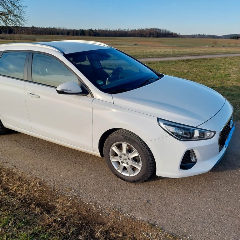 Weiß Gebraucht 2017 Hyundai i30 Select Kombi | 9.600 € (Guter Preis) - Bild 1/4