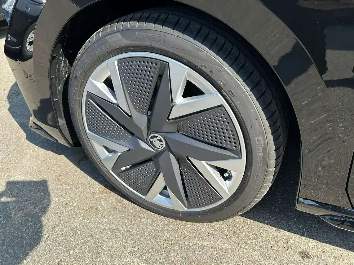 Neu Skoda Superb SportLine 265 PS (194 kW) 2026 Ebony black metallic Kombi