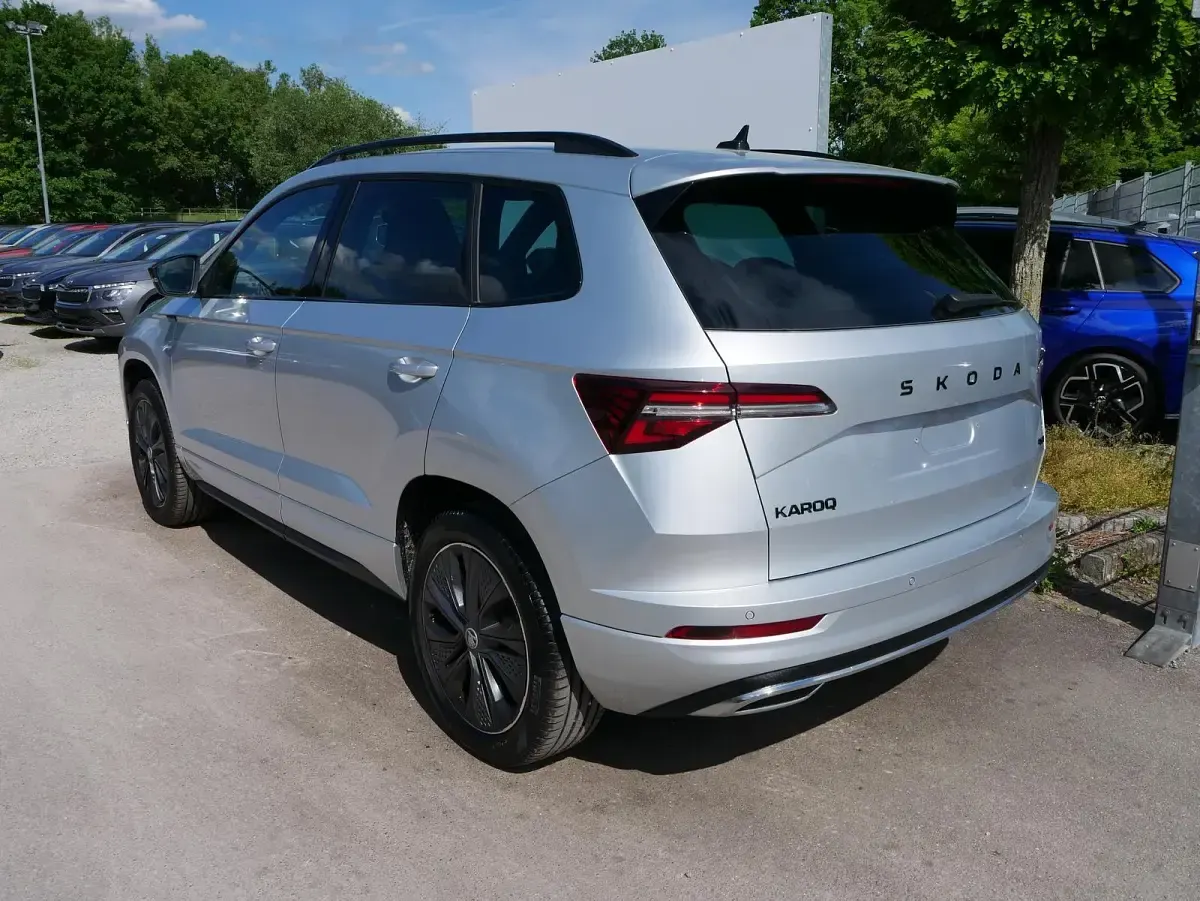 Neu Skoda Karoq SportLine 190 PS (139 kW) 2025 Brillant silber metallic SUV