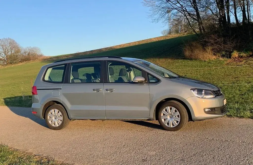 Gebraucht VW Sharan Trendline 140 PS (102 kW) 2015 Grau Van / Kleinbus