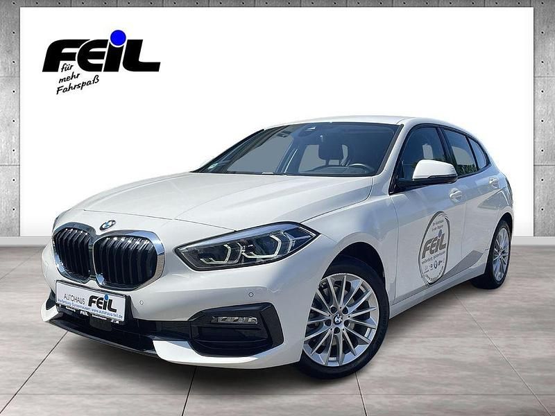 Alpinweiss iii Gebraucht 2024 BMW 118 Sport Line Kleinwagen | 24.612 € (Fairer Preis) - Bild 1/4