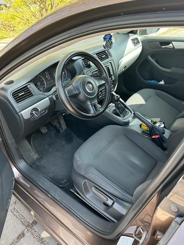 Używany VW Jetta 105 KM (77 kW) 2012 Brązowy Sedan/Limuzyna
