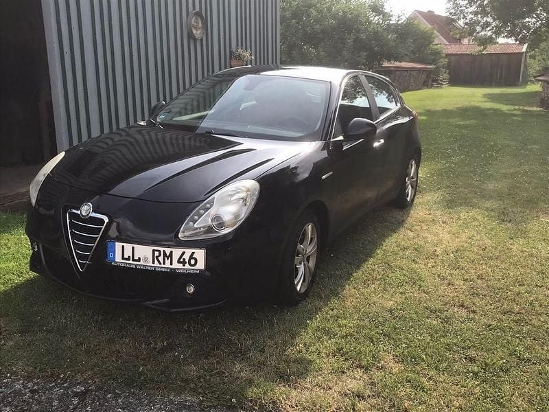 Grau Gebraucht 2010 Alfa Romeo Giulietta Kleinwagen | 2.900 € (Fairer Preis) - Bild 1/4