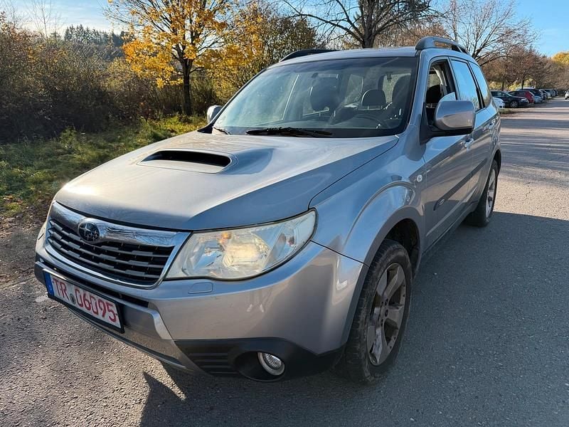 Grau Gebraucht 2011 Subaru Forester SUV | 2.590 € (Teuer) - Bild 1/4