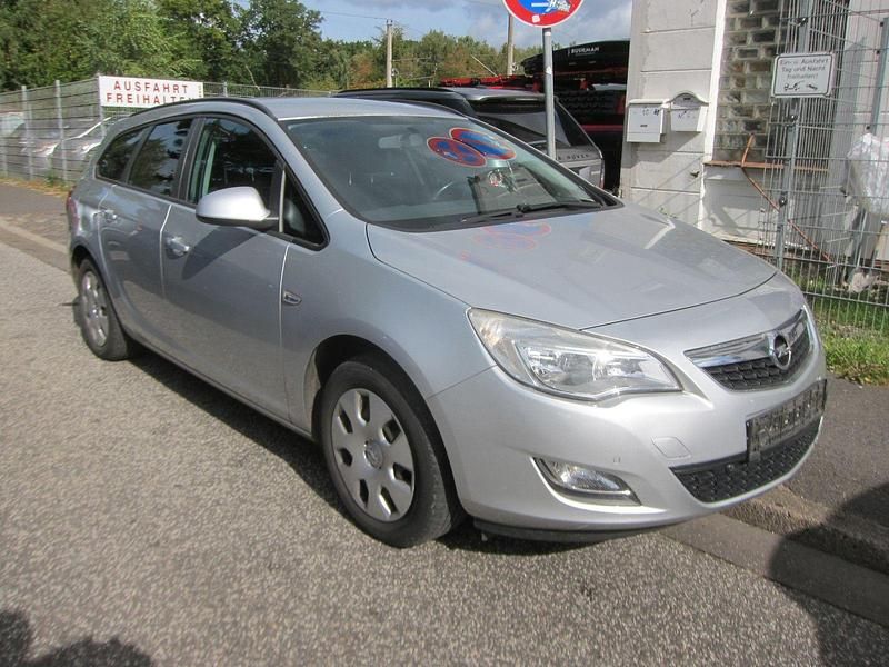 Gebraucht Opel Astra Edition 110 PS (80 kW) 2011 Silber Kombi