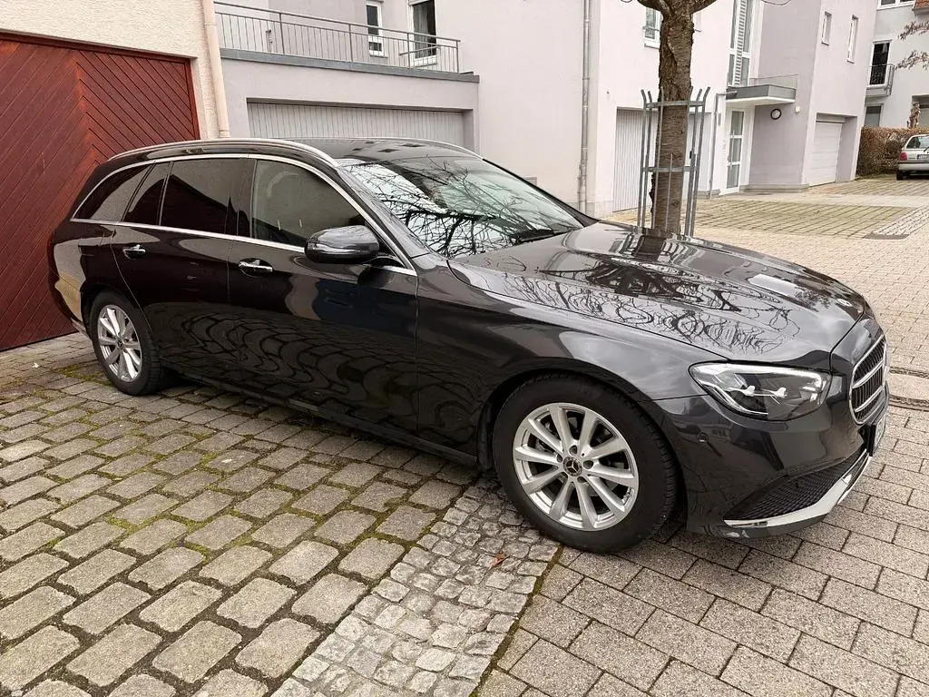 Gebraucht Mercedes E220 194 PS (142 kW) 2021 Schwarz Limousine