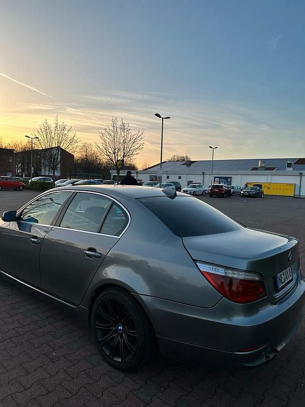 Gebraucht BMW 530 248 PS (182 kW) 2008 Grau Limousine