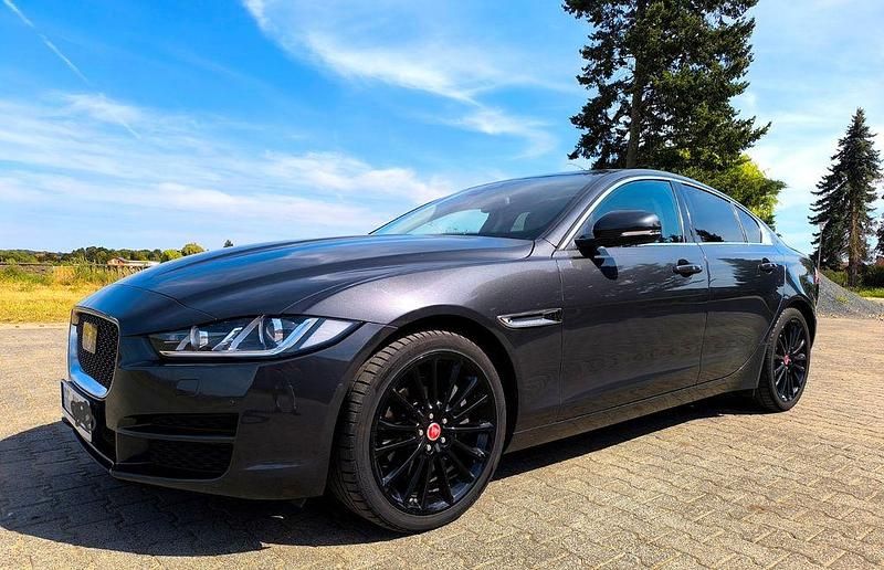 Grau Gebraucht 2018 Jaguar XE Portfolio Limousine | 18.999 € (Guter Preis) - Bild 1/4