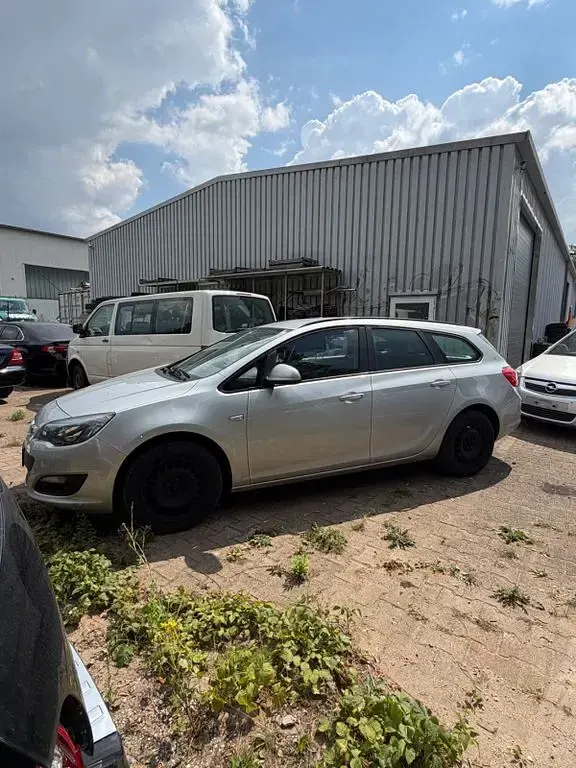 Gebraucht Opel Astra Edition 140 PS (102 kW) 2014 Silber Kombi