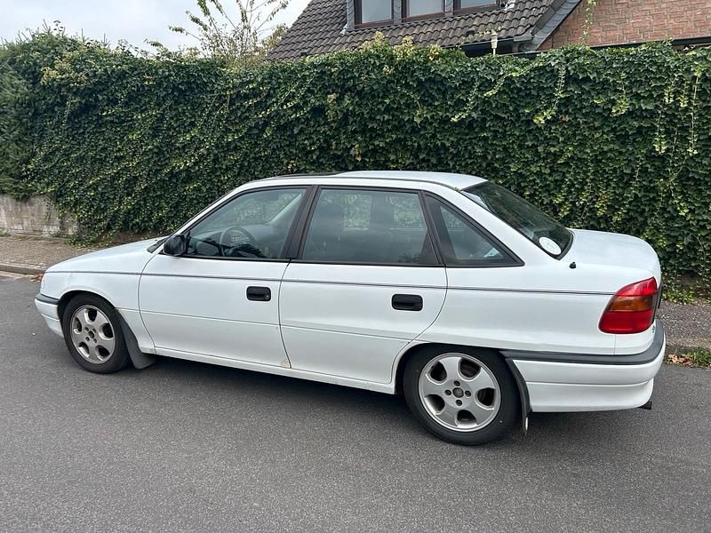Weiß Gebraucht 1996 Opel Astra Limousine | 1.300 € (Guter Preis) - Bild 1/4
