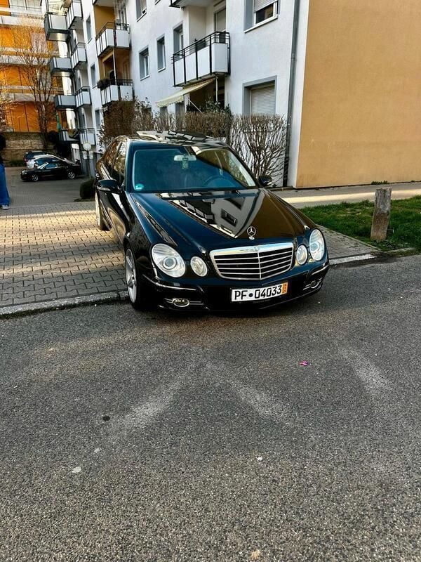 Schwarz Gebraucht 2008 Mercedes E350 Avantgarde Limousine | 8.899 € (Guter Preis) - Bild 1/4