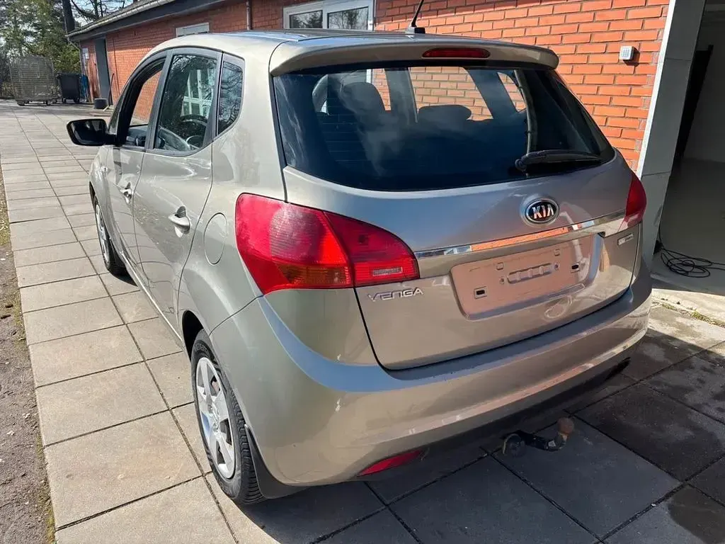 Gebraucht Kia Venga Attract 90 PS (66 kW) 2017 Silber Kleinwagen