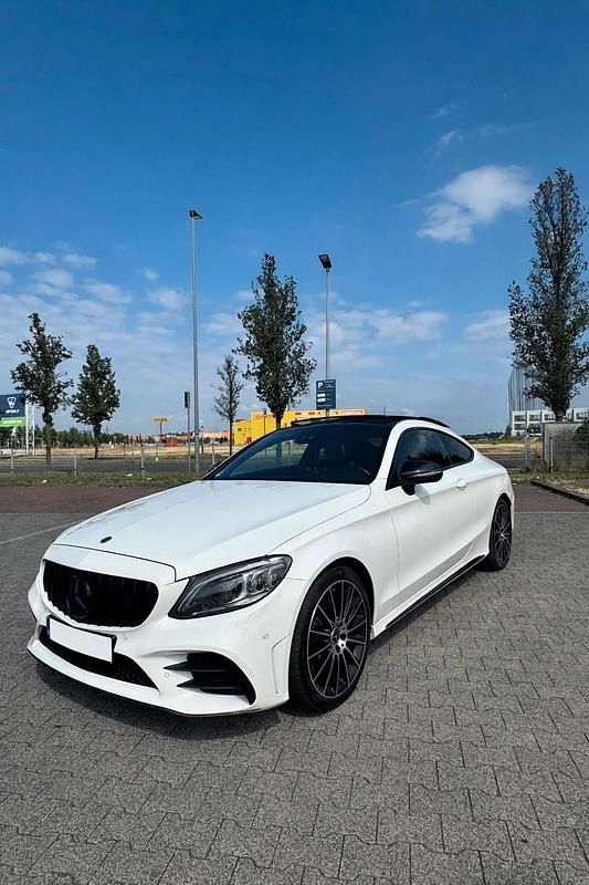Weiß Gebraucht 2020 Mercedes C300 AMG line Coupé | 30.000 € (Fairer Preis) - Bild 1/4