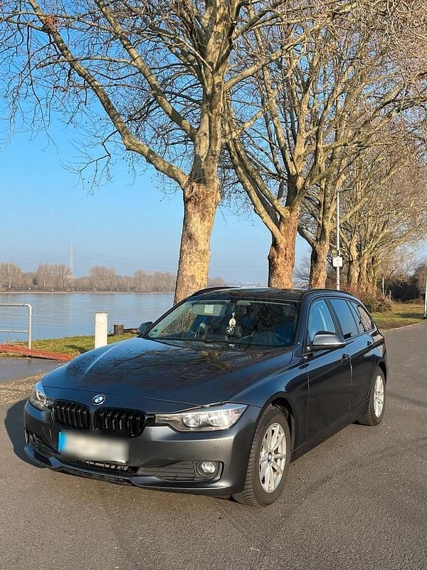 Grau Gebraucht 2012 BMW 320 Kombi | 11.999 € (Etwas zu teuer) - Bild 1/4