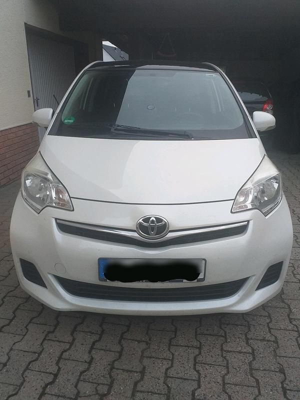 Weiß Gebraucht 2012 Toyota Verso-S Van / Kleinbus | 7.900 € (Guter Preis) - Bild 1/4
