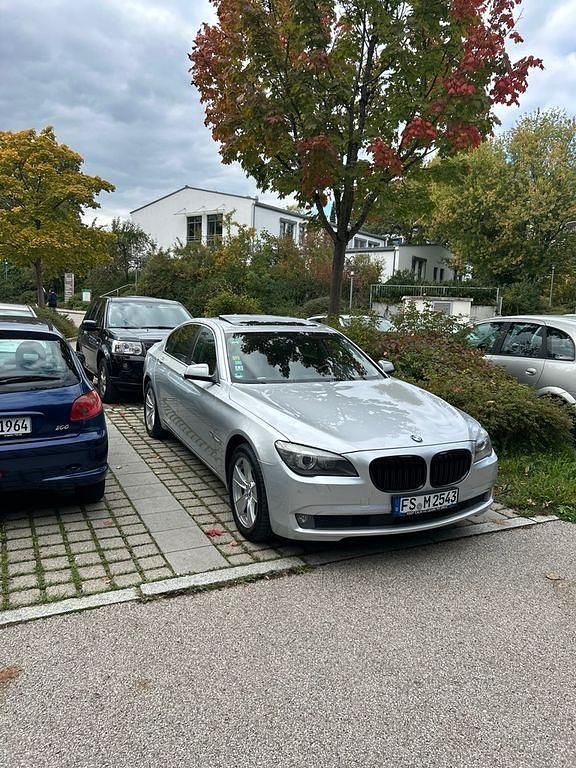 Silber Gebraucht 2012 BMW 740 Sport Line Limousine | 9.900 € (Superpreis) - Bild 1/4