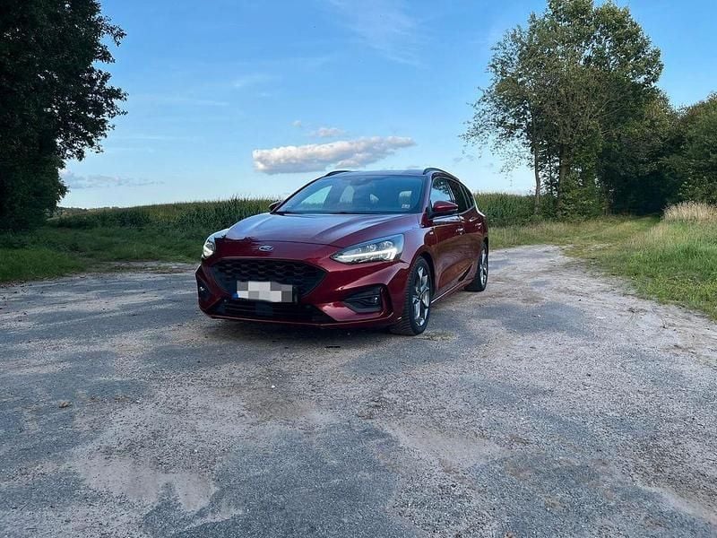 Rot Gebraucht 2019 Ford Focus ST-Line Limousine | 13.699 € (Fairer Preis) - Bild 1/4