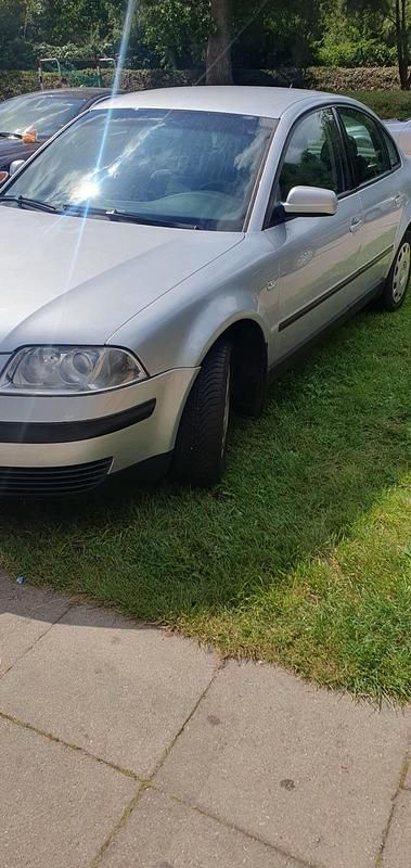 Silber Gebraucht 2002 VW Passat Limousine | 400 € (Superpreis) - Bild 1/4