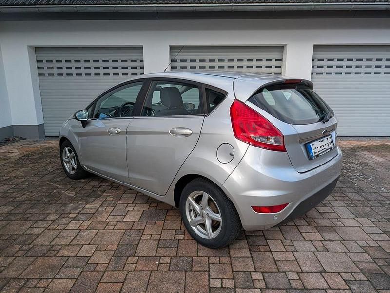 Gebraucht Ford Fiesta Titanium 80 PS (58 kW) 2012 Silber Kleinwagen