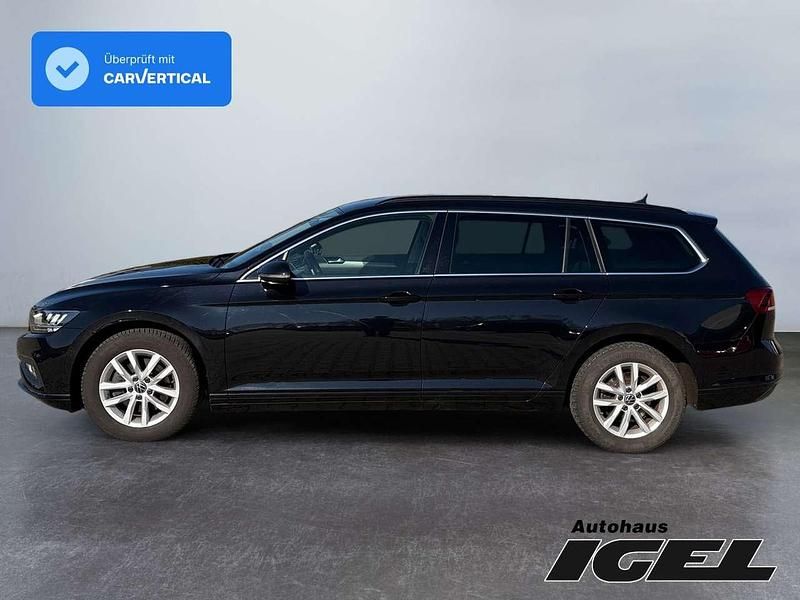 Gebraucht VW Passat 150 PS (110 kW) 2023 Deep black perleffekt Kombi