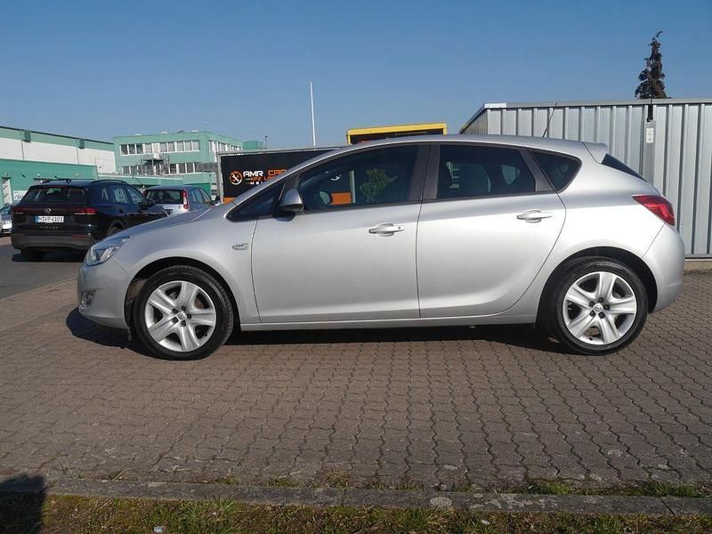 Gebraucht Opel Astra 140 PS (102 kW) 2011 Silber Limousine