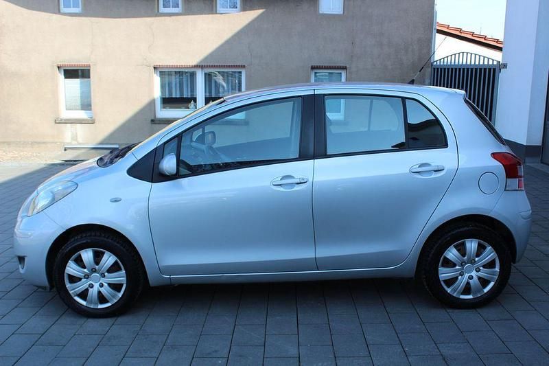 Gebraucht Toyota Yaris Cool 69 PS (50 kW) 2011 Silber Kleinwagen