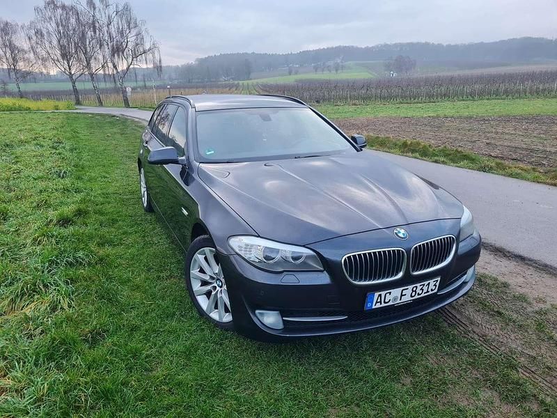 Grau Gebraucht 2013 BMW 520 Sport Line Kombi | 7.999 € (Fairer Preis) - Bild 1/4
