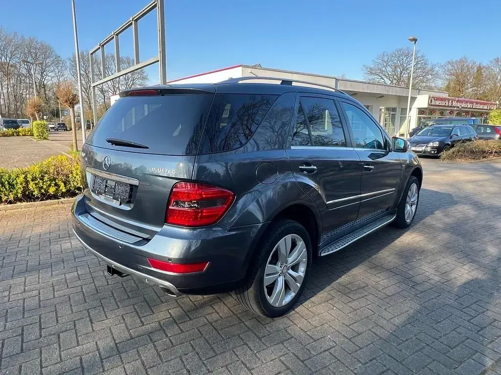 Gebraucht Mercedes ML350 231 PS (169 kW) 2011 Grau SUV
