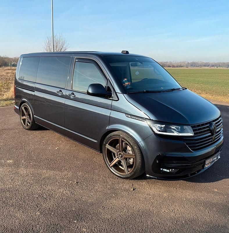 Blau Gebraucht 2021 VW Multivan Highline Van | 59.990 € - Bild 1/4