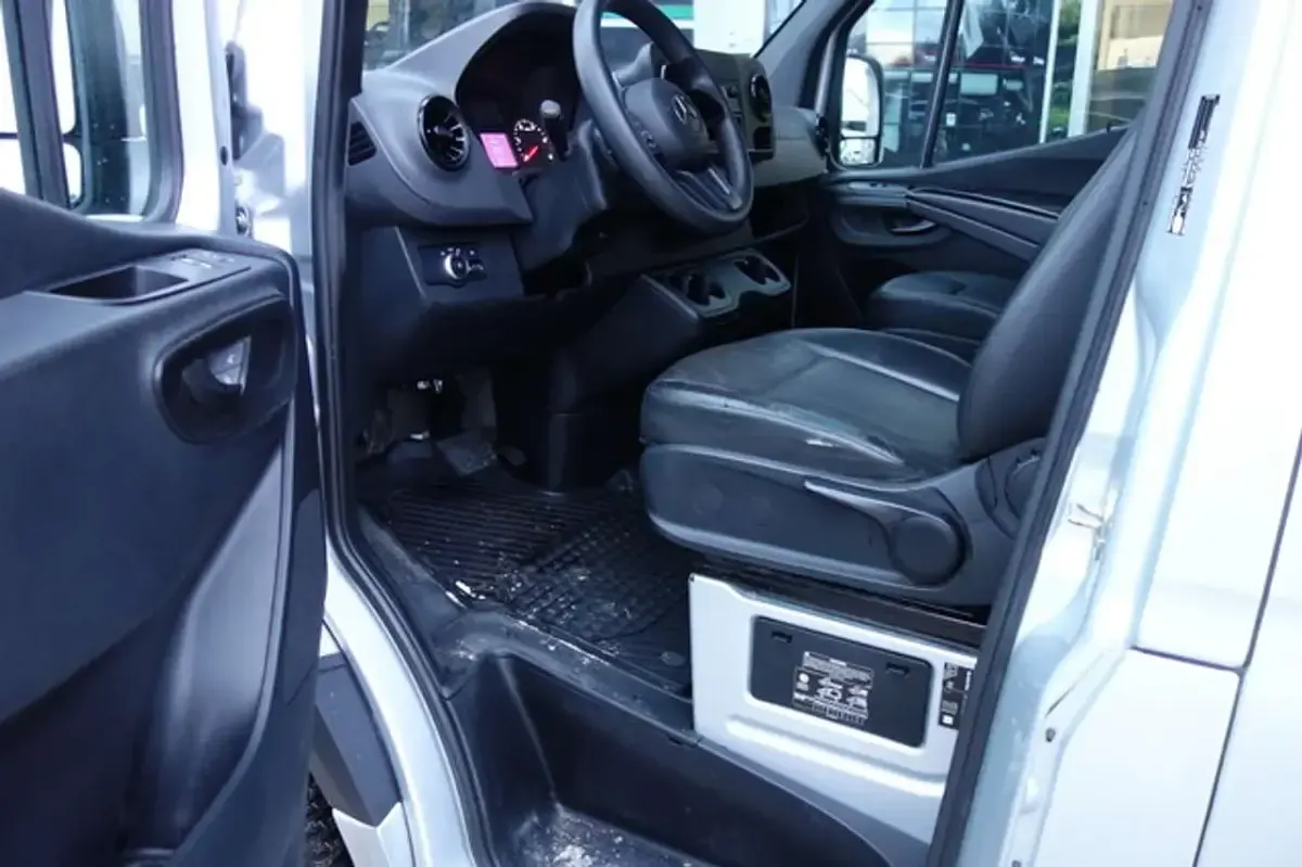 Używany Mercedes Sprinter 170 KM (125 kW) 2023 Srebrny Van