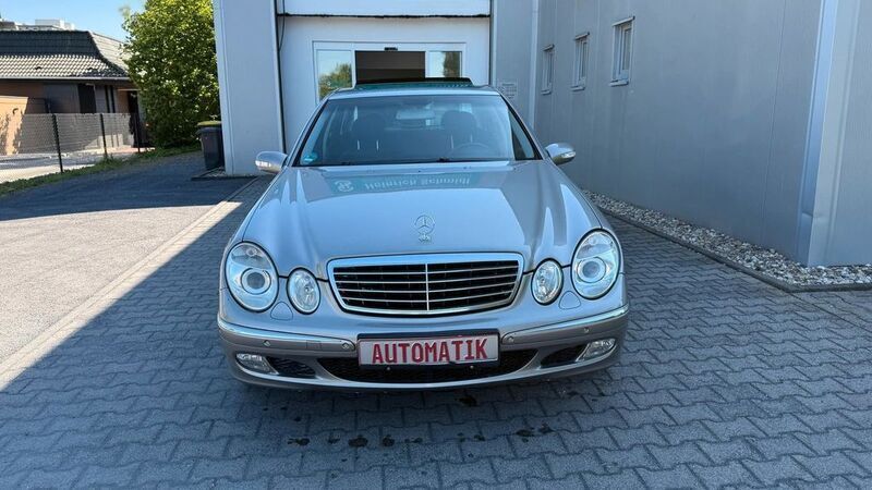 Grau Gebraucht 2004 Mercedes E320 Elegance Limousine | 3.650 € (Fairer Preis) - Bild 1/4