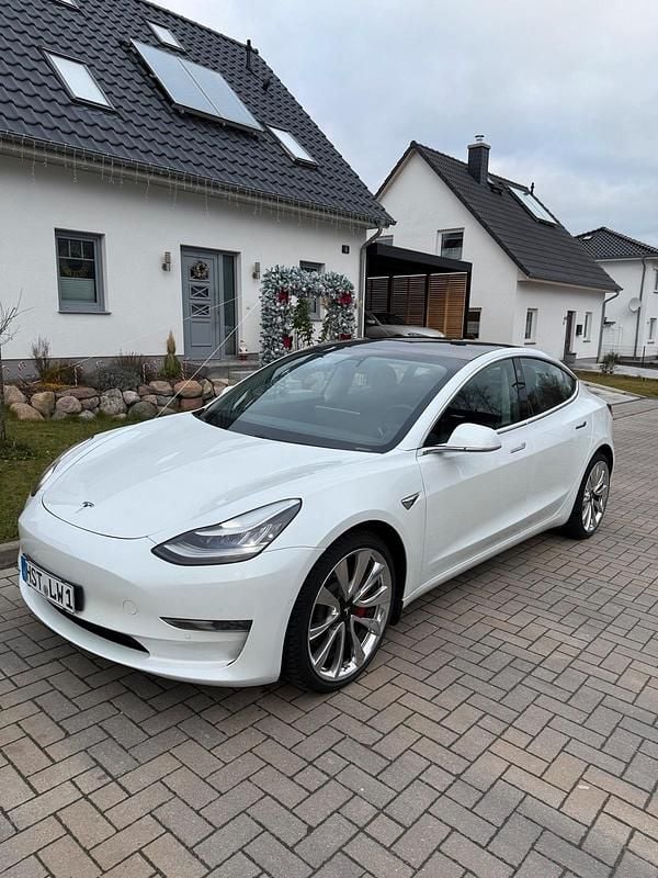 Weiß Gebraucht 2025 Tesla Model 3 Performance Limousine | 25.999 € - Bild 1/4