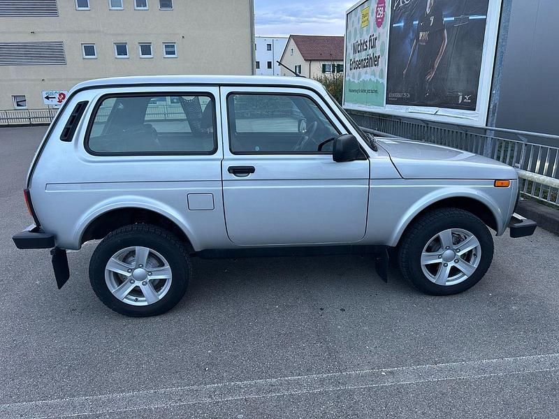 Gebraucht Lada niva 83 PS (61 kW) 2021 Silber SUV