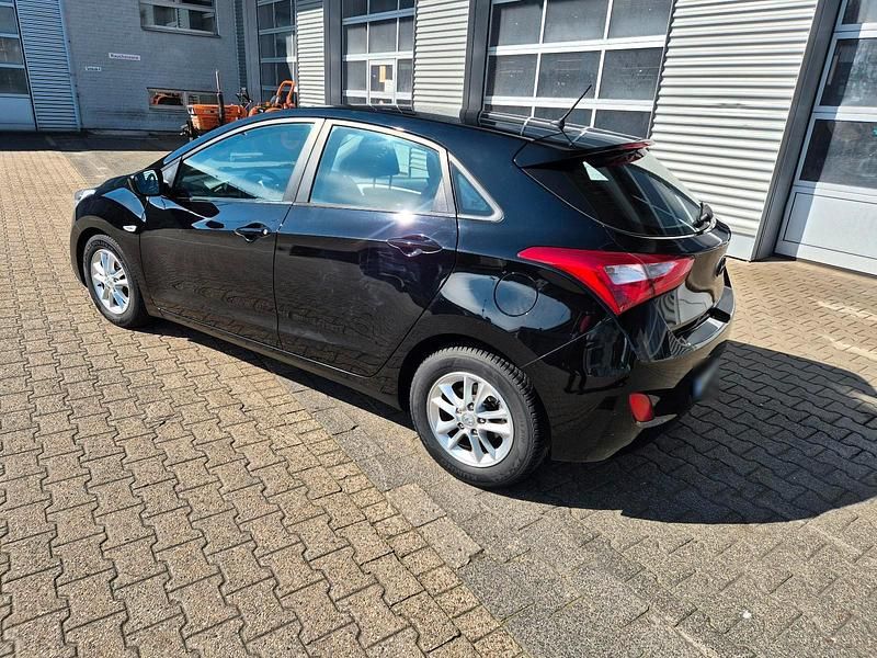 Gebraucht Hyundai i30 Classic 99 PS (72 kW) 2012 Schwarz Kleinwagen