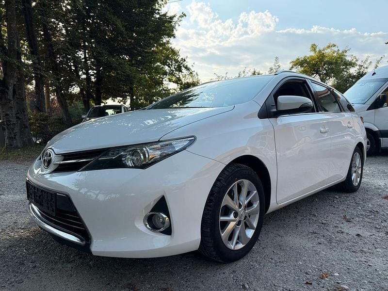 Weiß Gebraucht 2013 Toyota Auris Touring Sports Life+ Kombi | 7.900 € (Teuer) - Bild 1/4