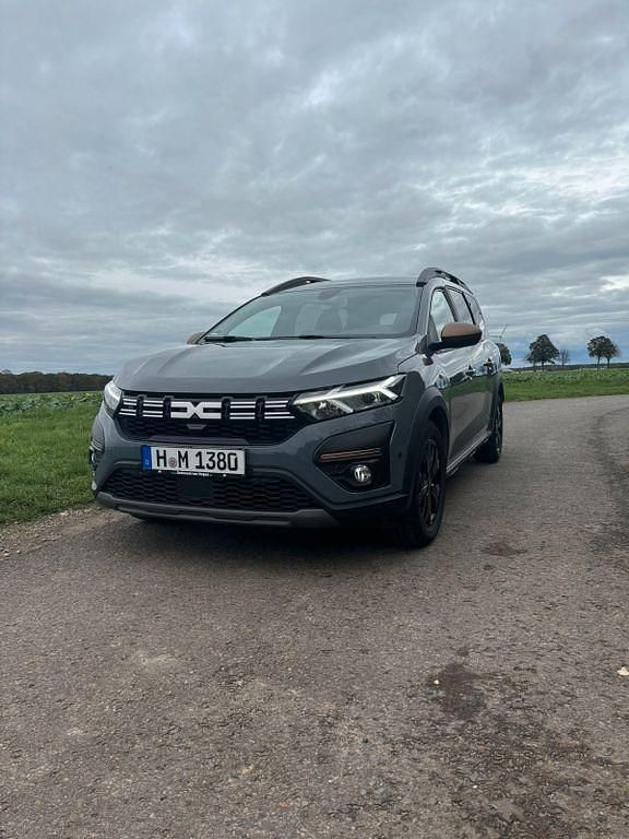 Grau Gebraucht 2023 Dacia Jogger Extreme Van / Kleinbus | 20.500 € (Fairer Preis) - Bild 1/4