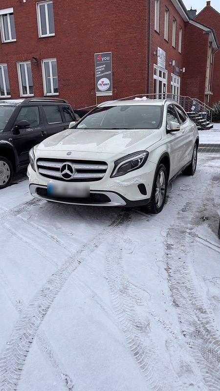 Weiß Gebraucht 2016 Mercedes 200 Kleinwagen | 15.500 € - Bild 1/4