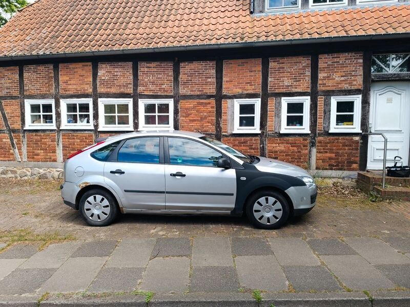 Silber Gebraucht 2006 Ford Focus Limousine | 1.100 € (Superpreis) - Bild 1/4