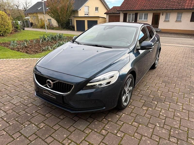 Gebraucht Volvo V40 Momentum 190 PS (139 kW) 2017 Blau Limousine